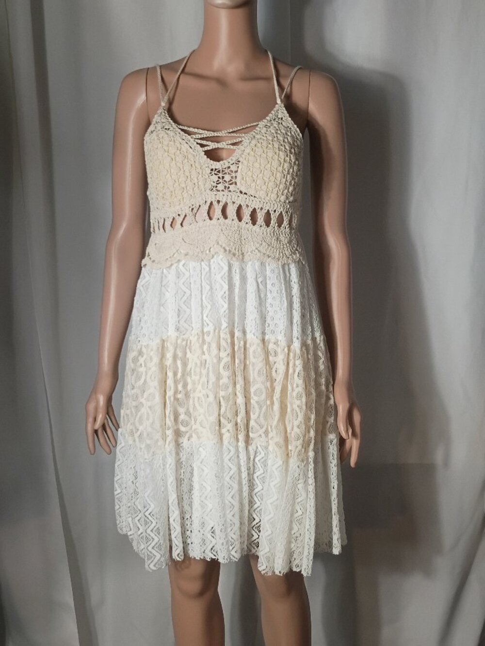 Batix Roma white and ivory crochet and lace layered skirt with halter top size 2